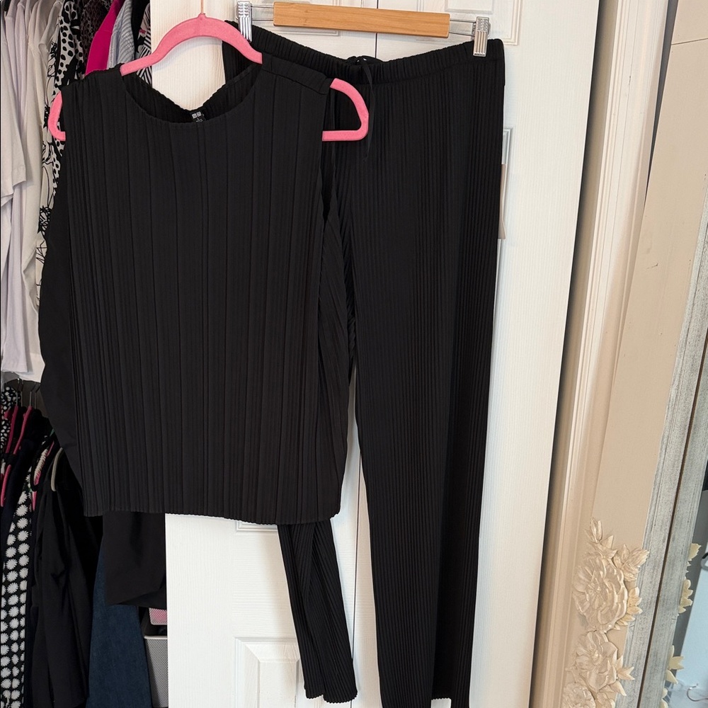 BNWT Uniqlo women’s pleated top and pants size large